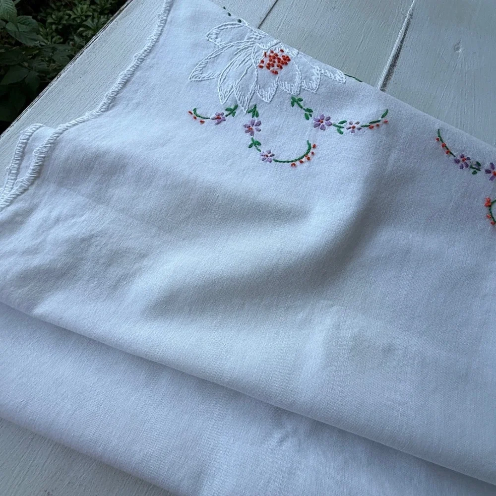 Vintage White Hand Embroidered Floral Table Runner Scalloped Edge 16x34